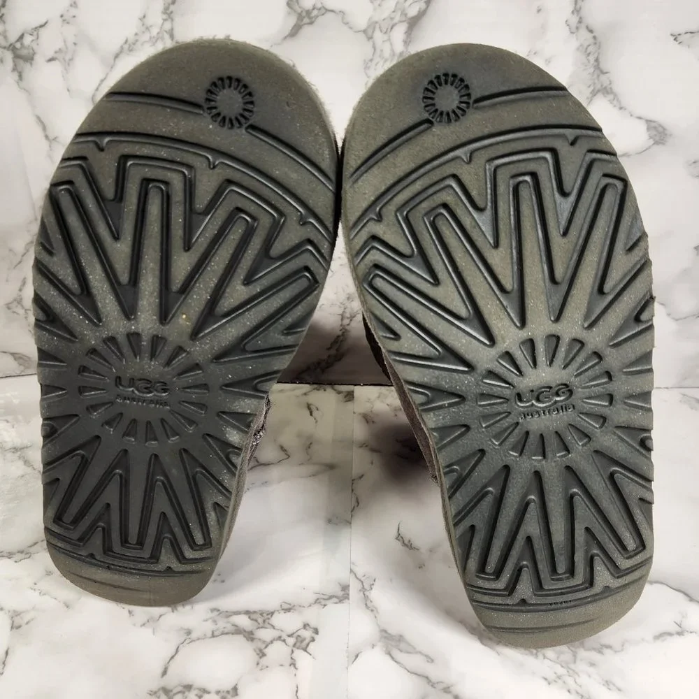 UGG AUSTRALIA Unisex Youth 2 Classic Short 5251 Gray Suede Sheepskin Boots